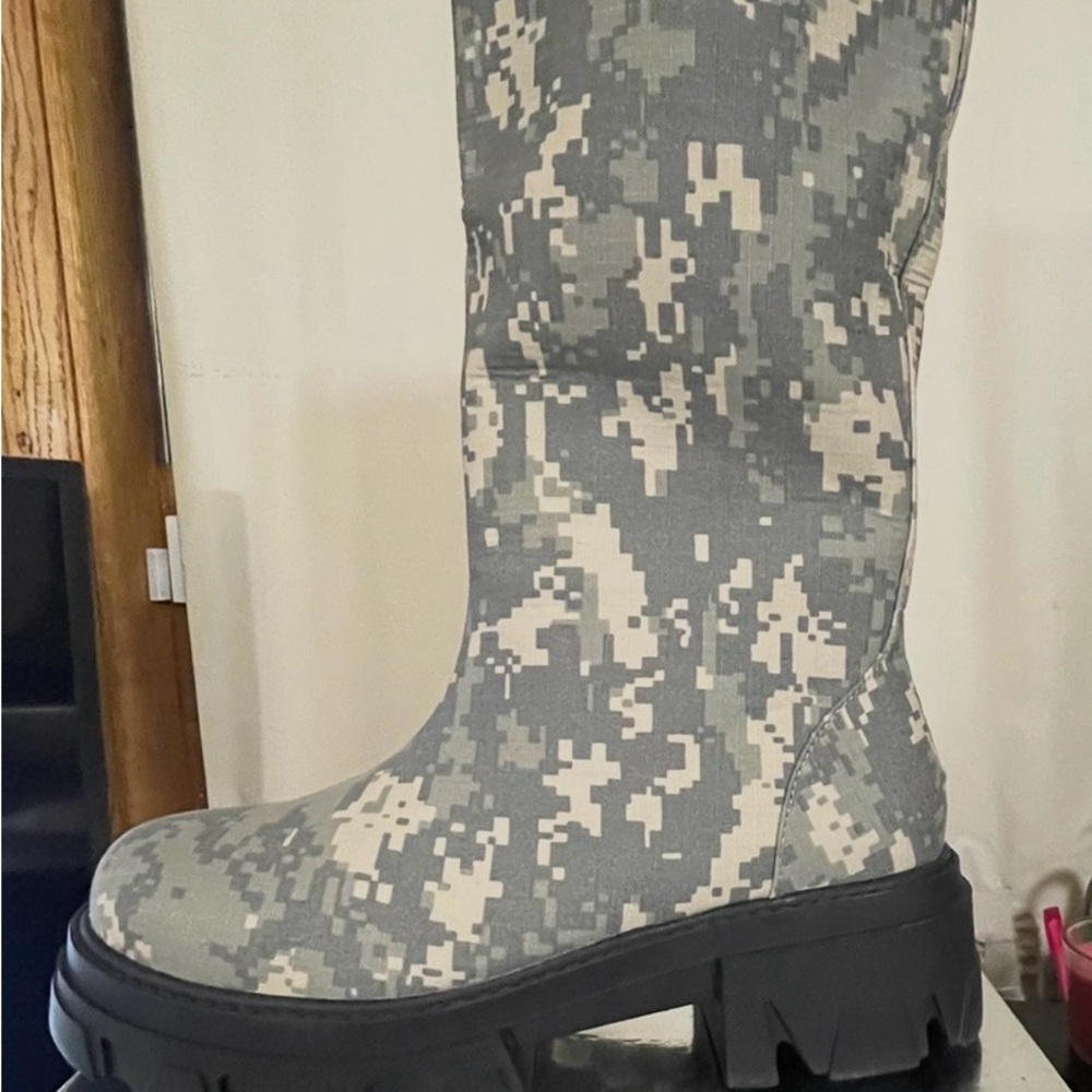 Akira Camouflage Patterned Chunky Boots - Size 9